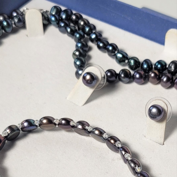 New metallic pearl necklaces, bracelet and earrings set in box - Picture 4 of 10